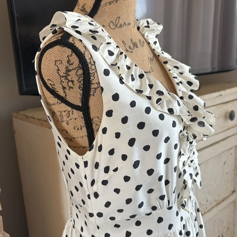 Kate Spade 100% silk white black polka dot sleeveless ruffle top dress. Size zip